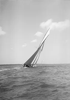 Cowes Yacht Racing Drucke: Unknown gaff rigged cutter beating upwind, 1911. Creator: Kirk & Sons of Cowes