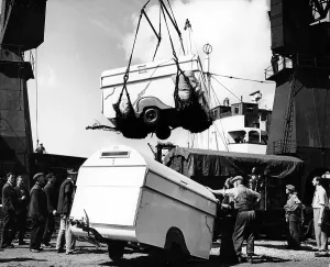 Entladung von Trailern vom Schiff, (ca 1950er Jahre). Künstler unbekannt