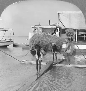 Monochrome Black And White Image Drucke: Unloading a vessel on the Irrawaddy River, Burma, 1908. Artist: Stereo Travel Co