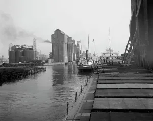 Early 20th Century American History Drucke: Unloading wheat, Buffalo, N.Y. c.between 1910 and 1920. Creator: Unknown