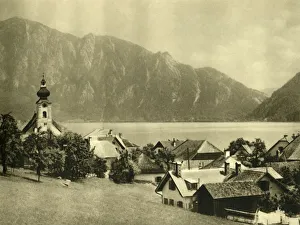 Drucke von Unterach am Attersee, Oberösterreich, c1935. Blick auf das Dorf Unterach, das an der Ufer des Attersees im Salzkammergut liegt. Die Kirche St Bartholomäus wurde von Gustav Klimt gemalt Gustav Klimt Drucke: Unterach am Attersee, Oberösterreich, um 1935. Künstler: Unbekannt.