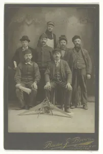 Unertiteltes [Gruppenbild von Arbeitern/Ingenieuren], 1866 / 99. Erstellerin: Bonnie J. Brown
