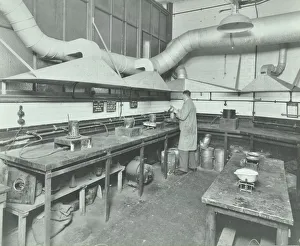 London County Council Photographs Drucke: Varnish Laboratory, Borough Polytechnic, Southwark, London, 1936