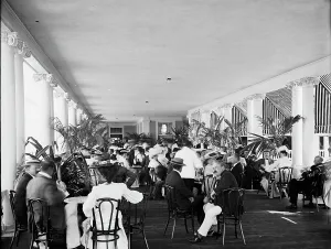 Fensterverandah von The Breakers in Palm Beach, Fla., zwischen 1900 und 1905. Schöpfer unbekannt