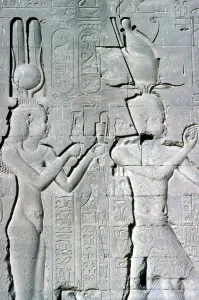 Vertikaler Detail einer Relieffiguren von Königin Kleopatras und Caesarianus im Tempel der Göttin Hathor in Dendera um 125 v. Chr.-60 n. Chr