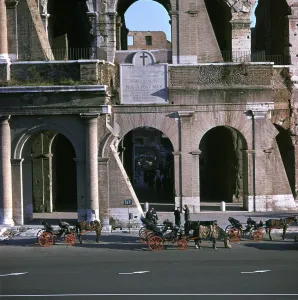 Colosseum Viewpoint Drucke: View of the Colosseum with cabs in front