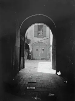 New Orleans Architecture Drucke: View of a courtyard through an arched passageway