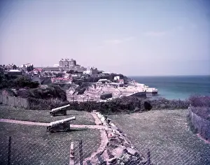 Vintage Cornwall Photography Drucke: View towards the harbour, Newquay, Cornwall, c1955. Creator: Arthur Charles Kirby Ware