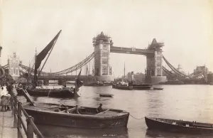 Victorian Era Bridges UK Drucke: View of Tower Bridge under construction with river traffic in the foreground