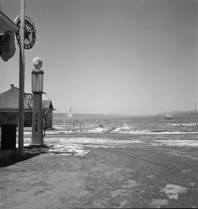 FSA Photography Collection Drucke: View of Widtsoe area from general store, Utah, 1936. Creator: Dorothea Lange