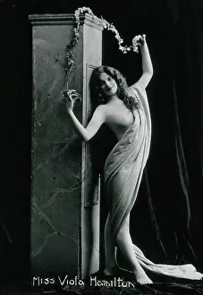 Historical Black And White Portraits Drucke: Viola Hamilton, posing in a classical attitude against a square column