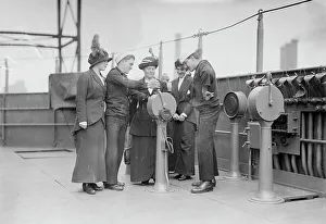 Early 20th Century Ships Drucke: Visitors on USS Washington, between c1910 and c1915. Creator: Bain News Service