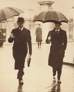 Monochrome Royal Portraits Drucke: Walking In The Rain, 1937