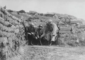 WWI Trench Life Drucke: War Correspondents, Langewaede, 22 Sept 1918. Creator: Bain News Service