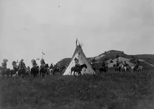 Black And White Native American Images Drucke: War preparation, c1907. Creator: Edward Sheriff Curtis