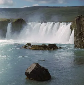 Icelandic Natural Phenomena Drucke: Waterfall in Iceland