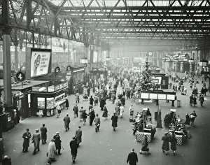 Drucke von Wasserloch Bahnhof, Lambeth, London 1960. Blick auf den Konzert mit Buchhandlung und Weihnachtsdekorationen. Fahrgäste warten auf Banken, während andere sich auf- und abgehen Eisenbahn Drucke: Wasserstoffstation Lambeeth Londn 1960