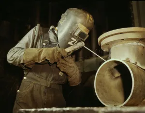 Schweißer für die Herstellung von Dampfbohren in einem Schiffsbauunternehmen der Firma Combustion Engineering Co., Chattanooga (Tennessee), 1942; Erfinder: A.T.Palmer