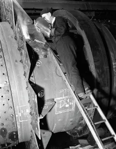British Iron And Steel Industry Drucke: Welding an industrial drying unit, Edgar Allen Steel Co, Sheffield, South Yorkshire, 1962