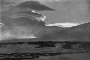 South Pole Expedition Failure Drucke: Whaleback Clouds Over Mount Erebus, c1910-1913, (1913). Artist: Herbert Ponting