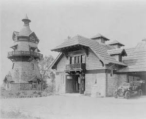 Turm der Uhr mit Windräderrundung links und Teil des Garages von Edmund ... Greenwitch (Connecticut), 1908. Schöpferin: Frances Benjamin Johnston