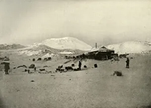 Ernest Shackleton Explorer Drucke: The Winter Quarters. With Mount Erebus in the Background, c1908, (1909)