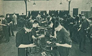 Black And White WW2 Images Drucke: Wirless Operator Mechanics Workshop, 1940