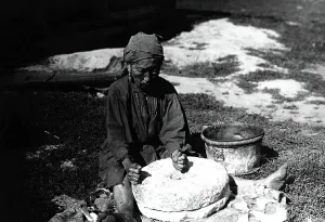 Arbeit mit einem Mahlstein, 1890. Künstler: Unbekannt.