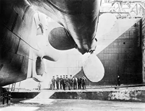 Arbeiter stehend unter einem Propeller der Titanic am 31. Mai 1911. Künstler