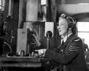 Home Front Britain Drucke: A radio operator at work