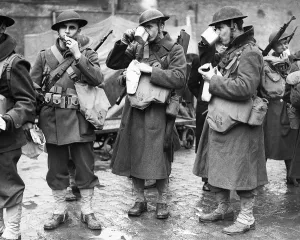 Großbritannien Im Krieg Drucke: Nach dem Aufsetzen der Getränke und Snacks