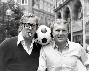 Drucke von Michael Caine mit Bobby Moore im Leicester Square in London zu einem Film vorzustellen, der als Entkommen zur Sieg Vereinigtes Königreich Drucke: Michael Caine mit Bobby Moore