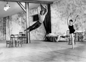 Drucke von Russischer Balletttänzer Rudolf Nureyev im Jeans und ohne Brustkorb fotografiert bei Vorspielen von 'Der Jungmann und der Tod'. 1966 Art Drucke: Russischer Balletttänzer Rudolf Nurejew im Jeans und mit nacktem Brustkorb