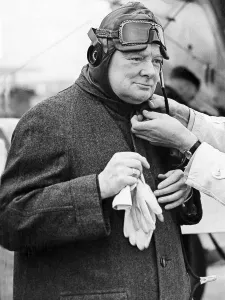 Drucke von Winston Churchill probiert sich ein Flughelm an 1940 Generäle Und Führer Drucke: Winston Churchill versucht mit einem Flughelm anzukleiden