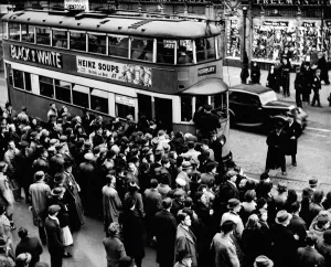 Drucke von Menschenwähnliche Menge am Elefanten und Kastell wartet auf die Straßenbahn – Die Straßenbahn fährt zur Norbury, 1938 Straßenbahnen Drucke: Bahnzüge am Elefantenturm und im Schloss