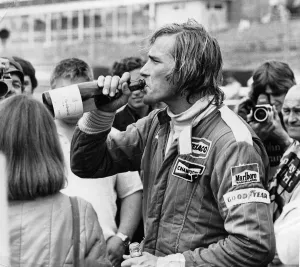 James H unt schwitzt Champagner