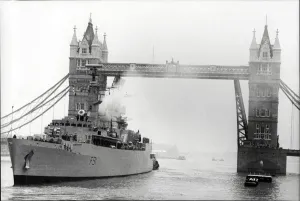 Brücke Drucke: Die HMS Brazen, vorbeigehend über den Tower Bridge
