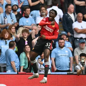 Manchester Drucke: Kobbie Mainoo feiert den Sieg im FA-Cup 2024