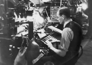 Drucke von Ein Zeitungslinotypist am Werk im Jahrzehnt der vierzigern Das Britische Alltagsleben Von Den 1920er Bis Zu Den 1960er Jahren Drucke: Ein Linotypist