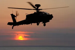 Apache-Hubschrauber auf See.
