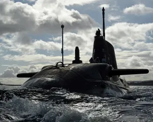 Die HMS Ambush, die zweite der Royal Navys mächtigen neuen Astute-Klasse-Unterseeboote, segelt im September 2012 in das Her Majestys Naval Base Clyde ein, um ihre Seeversuche zu beginnen. Das 7.400 Tonnen schwere Unterseeboot fuhr vom Werft in Barrow-in-Furness in Cumbria aus, wo es gebaut wurde, nach HMNB Clyde in Schottland. Die sieben Astute-Klasse-Boote des Royal Navy sind die fortschrittlichsten und mächtigsten Angriffssubmarine Großbritanniens seit jeher. Sie verfügen über die neueste nukleargetriebene Technologie, was bedeutet, dass sie nie wieder aufgetankt werden müssen und den Globus untertauchen können; während sie geht kann man ihren Besatzung Sauerstoff aus dem Meerwasser herstellen lassen. Der Minister für Verteidigungsausrüstung , Unterstützung und -Technologie Philip Dunne sagte: "Ambushs Ankunft an ihrem Heimathafen zum Beginn ihrer Seeversuche markiert einen wichtigen Meilenstein im Astute-Klasse-U-Boot-Programm und ist ein Zeugnis der Fähigkeiten jener Beteiligten a