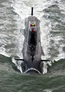 Die HMS Astute kommt zum ersten Mal nach Faslane an