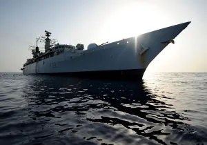 Bilder Datiert 2009: Die HMS Cornwall gibt sich zur Tauchen hin