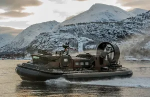 LCAC Luftschiffkraftboot nimmt an einer Strandlandung teil