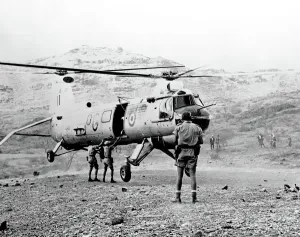 Drucke von Kein 26. Squadron Bristol Belvedere HC.1, basiert in Khormaksar, Aden, liefert Versorgungsmittel und Post zu einer abgelegenen Lage im bergigen Radfan-Bereich des Landes Schwarz-Weiß-Drucke: 100 Jahre der Luftwaffe