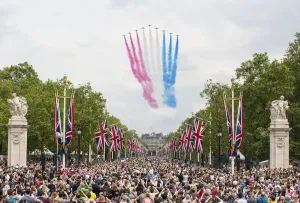 Rote Pfeile Drucke: 31 Flugzeuge ehren die 90. Geburtstagsfeier der Königin mit einem Luftparade.