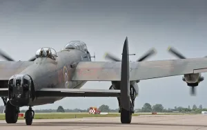 Bilder Datiert 2012: BMBF Lancastern Bomber Vorbereitung auf Start