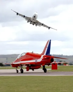 Boeing 747 Drucke: Auf einem Boeing 747 schwebt über der Royal Air Force Red Arrow bei Luftfahrt-Show