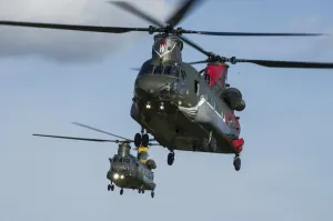 Chinook-Piloten feiern die Hundertjahrfeier der Royal Air Force (RAF)-Squadronen No. 18 und No. 27 in Odiham, England