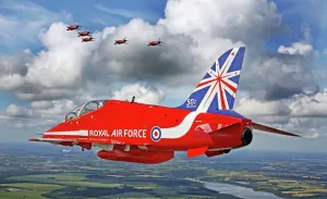 Drucke von Die Rotfarben sechs der berühmten Luftshow-Formation Red Arrows, die während einer Übertragungsflug von Dänemark nach Großbritannien abgebildet wurde Erster Weltkrieg Drucke: Royal Air Force Rotarkräher